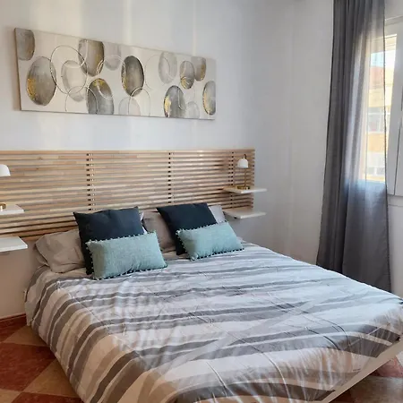 Spacious & Bright In Apartman Málaga